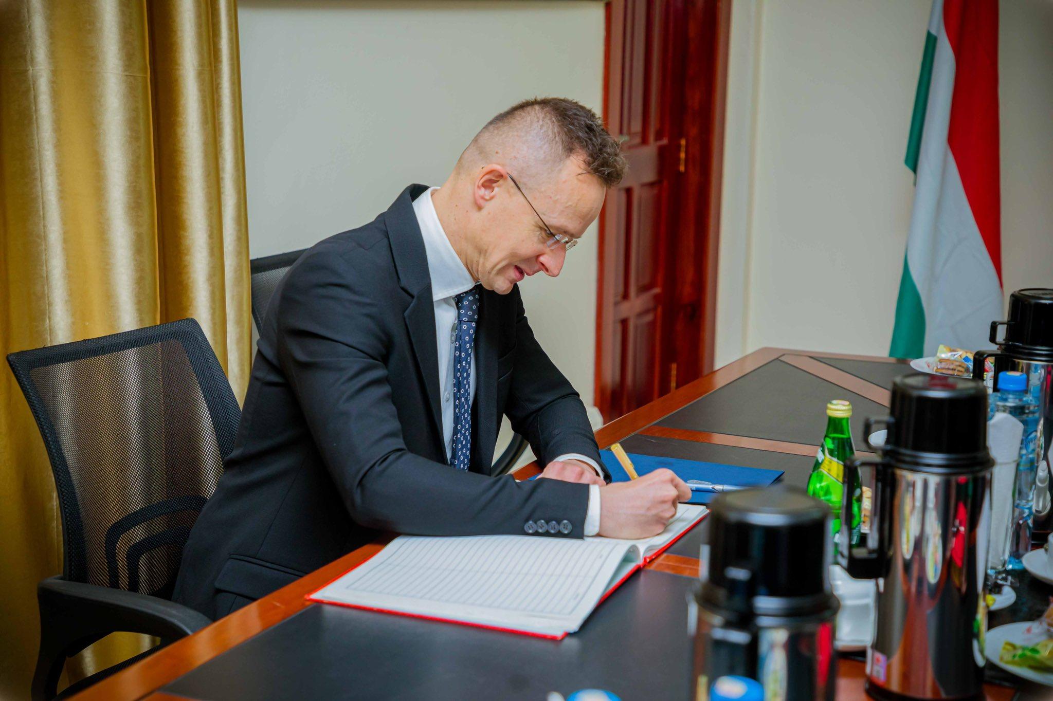  P&eacute;ter Szijj&aacute;rt&oacute;